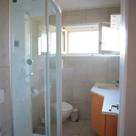 Vaste Rez De 4 Pieces Avec Vue Lac Et Jacuzzi Prive Region Montreux Proche Gare La Tour-de-Peilz